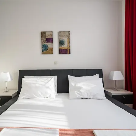Sleeps 12 With Pool Air Con And Wifi *