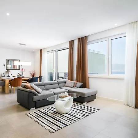 Villa Sleeps 12 With Pool Air Con And Wifi Slatine