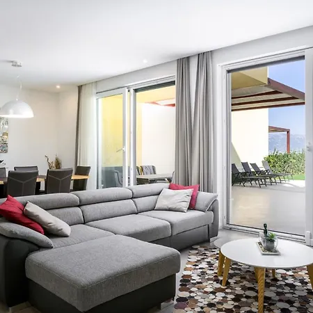 Sleeps 12 With Pool Air Con And Wifi * Slatine