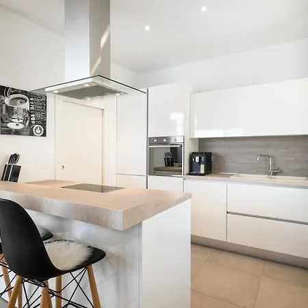 Sleeps 12 With Pool Air Con And Wifi Slatine