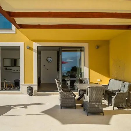 Sleeps 12 With Pool Air Con And Wifi Villa