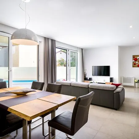 Sleeps 12 With Pool Air Con And Wifi