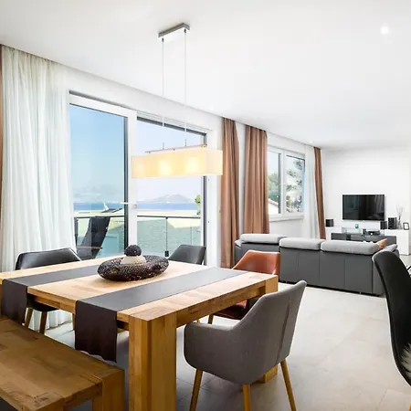 Villa Sleeps 12 With Pool Air Con And Wifi *