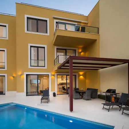 Villa Sleeps 12 With Pool Air Con And Wifi Slatine